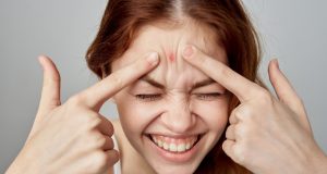 Boutons au visage : pourquoi devriez-vous éviter de les éclater ? Boutons au visage : pourquoi devriez-vous éviter de les éclater - prévention